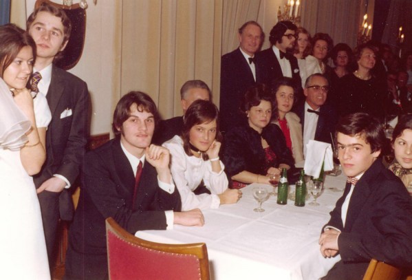 19720204j_Harald Stepnicka neben Tisch v. Fam. Schmidt_Schmidt-Scan.jpg